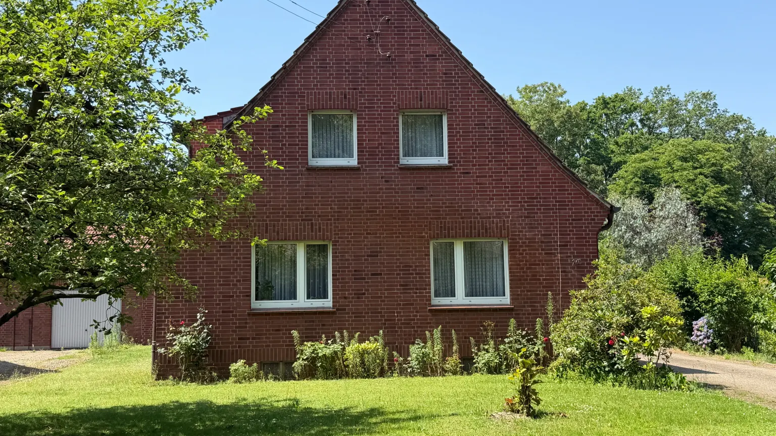 Freistehendes Einfamilienhaus auf großem Grundstück