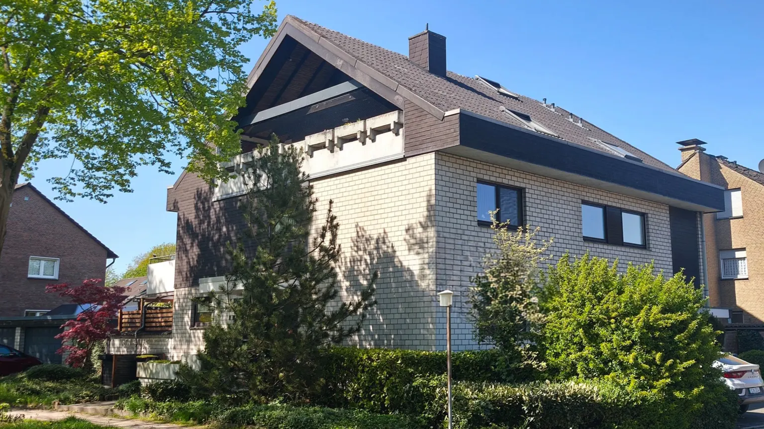 Gepflegtes 4-Familienhaus in Traumlage mit 2 Garagen und 3 Stellplätzen