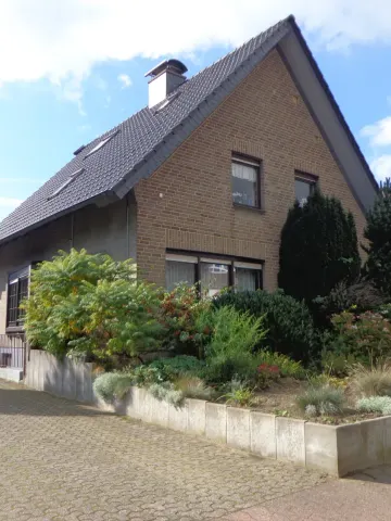 Freistehendes repräsentatives Einfamilienhaus mit traumhaftem Grundstück, incl. Bauland