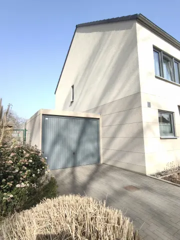 Reihenendhaus mit Garage und Traumgarten