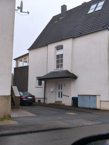 Sehr schön geschnittene Wohnung im I. OG mit großem Balkon