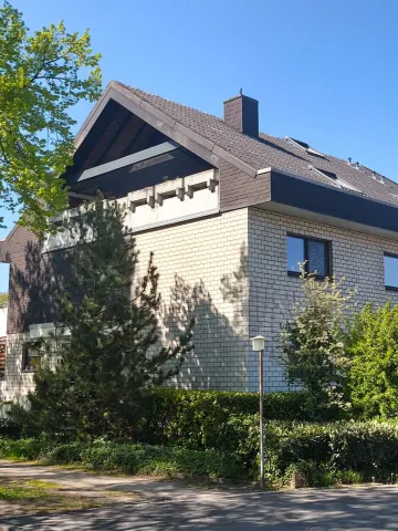 Gepflegtes 4-Familienhaus in Traumlage mit 2 Garagen und 3 Stellplätzen