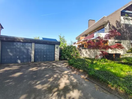 Gepflegtes 4-Familienhaus in Traumlage mit 2 Garagen und 3 Stellplätzen (2)