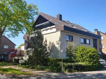 Gepflegtes 4-Familienhaus in Traumlage mit 2 Garagen und 3 Stellplätzen (1)