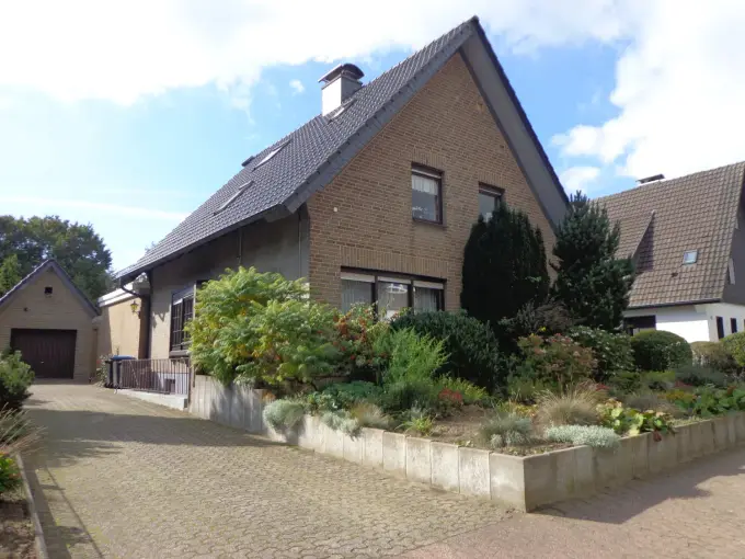 Freistehendes repräsentatives Einfamilienhaus mit traumhaftem Grundstück, incl. Bauland
