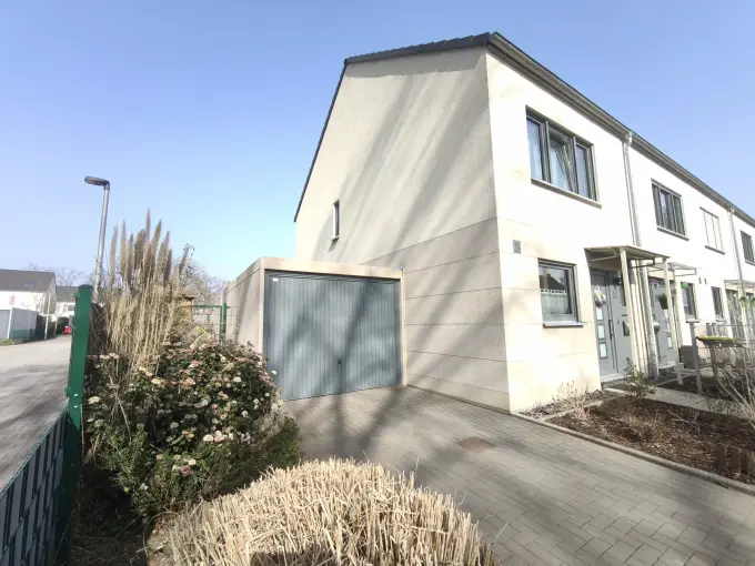 Reihenendhaus mit Garage und Traumgarten