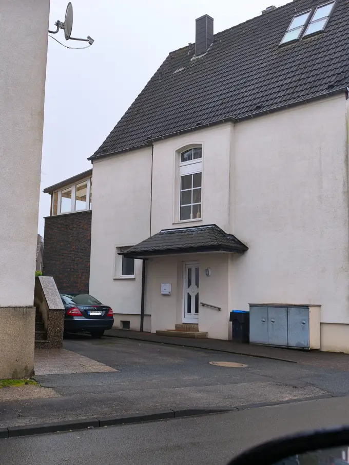 Sehr schön geschnittene Wohnung im I. OG mit großem Balkon
